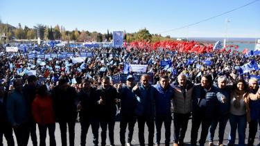 Una tradicional foto con la militancia de fondo. (FOTO: Matías Subat)
