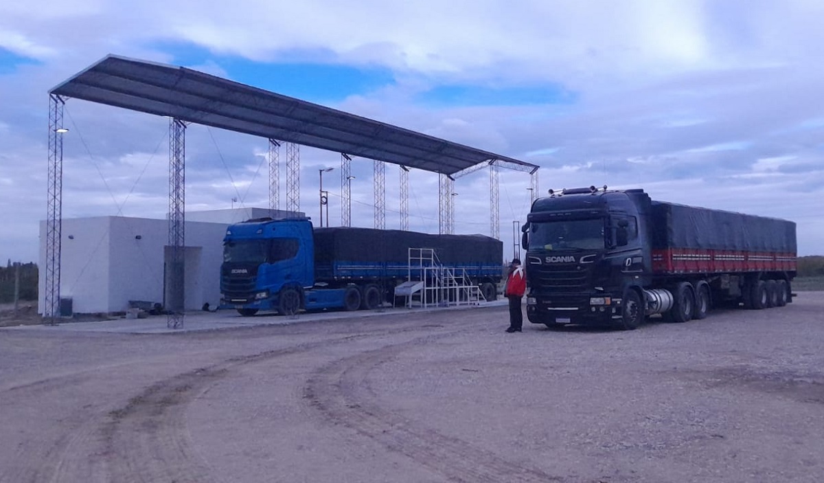 Los primeros camiones cargados de cebolla partieron desde Conesa. Foto Gentileza.