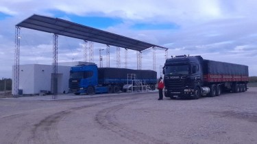 Los primeros camiones cargados de cebolla partieron desde Conesa. Foto Gentileza.