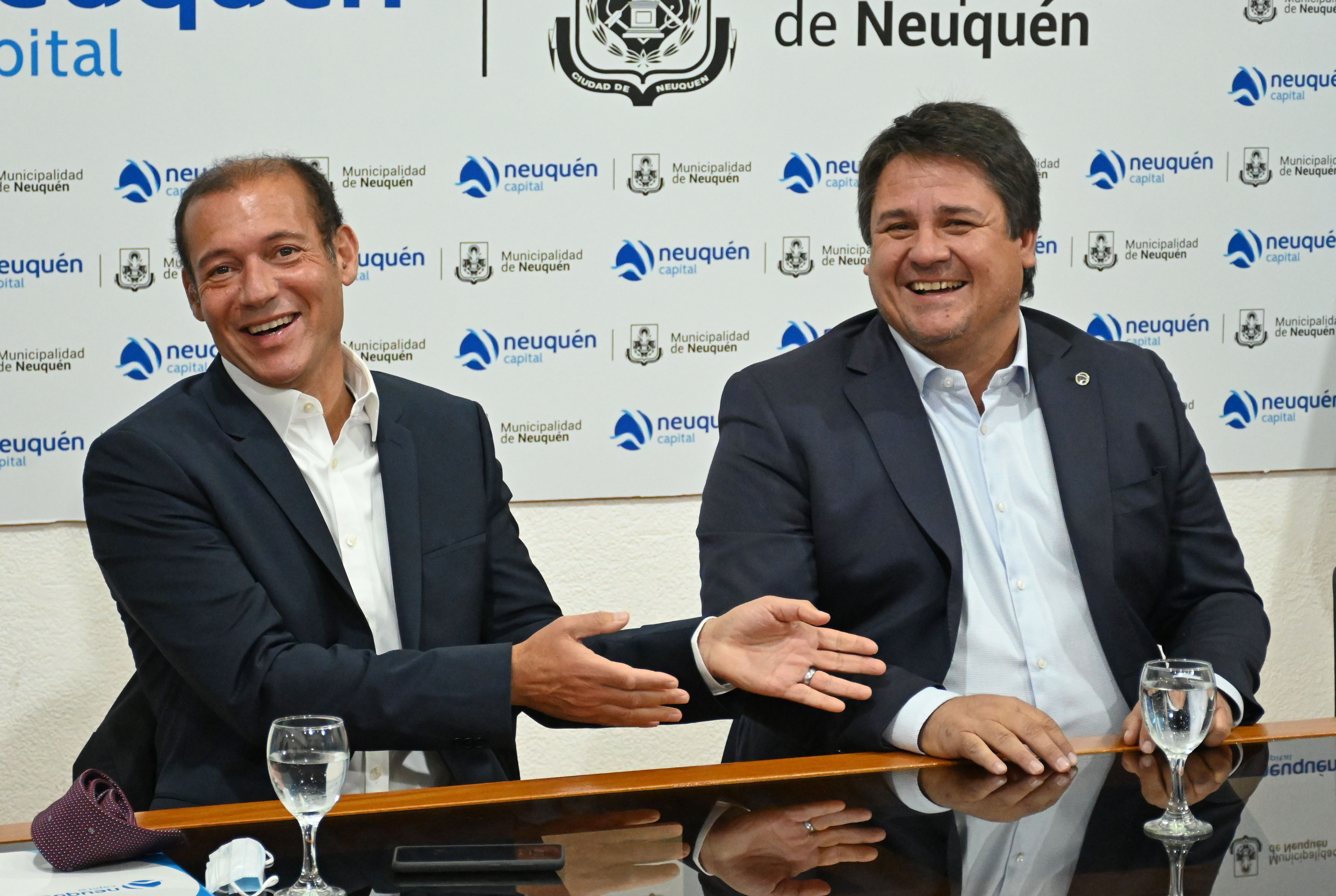 El intendente Mariano Gaido y el gobernador Omar Gutiérrez en el acto de entrega de la ley que aprobó la ampliación del ejido. (FOTO: Florencia Salto)