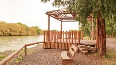 En cercanías del balneario municipal de Huergo se analiza autorizar la instalación de un astillero. (Foto Néstor Salas)