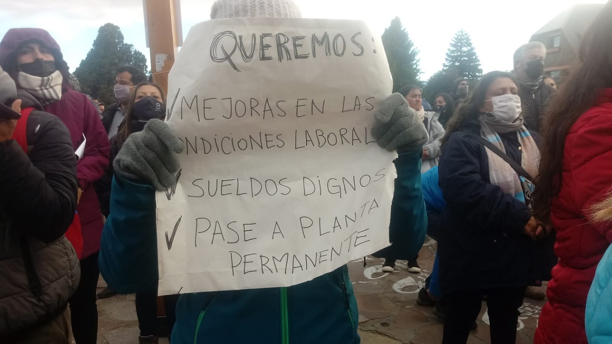 Trabajadores municipales esta semana marcharon para rechazar la oferta salarial. Hoy empiezan las retenciones de servicio en Bariloche. Archivo
