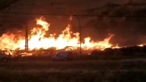Dantesco incendio destruyó por completo un aserradero ubicado en Villa Regina