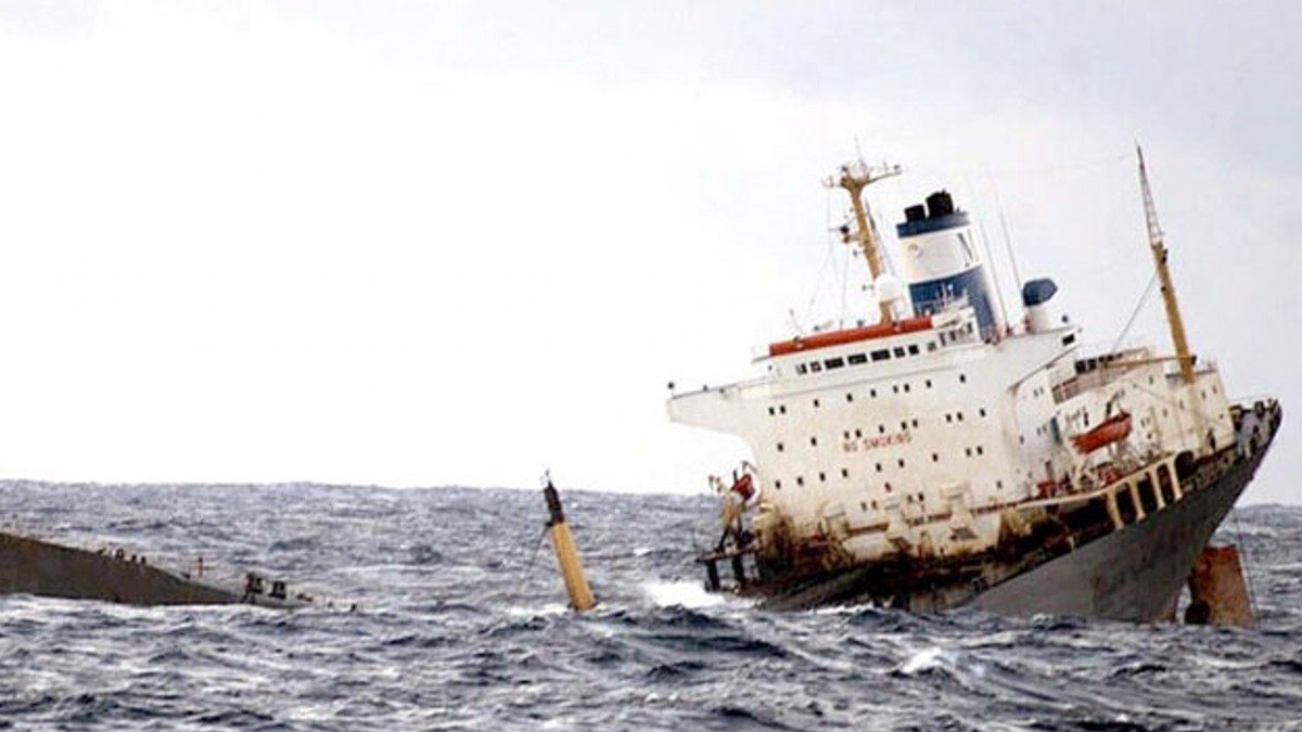 Las autoridades investigan las causas del hundimiento  del buque petrolero.