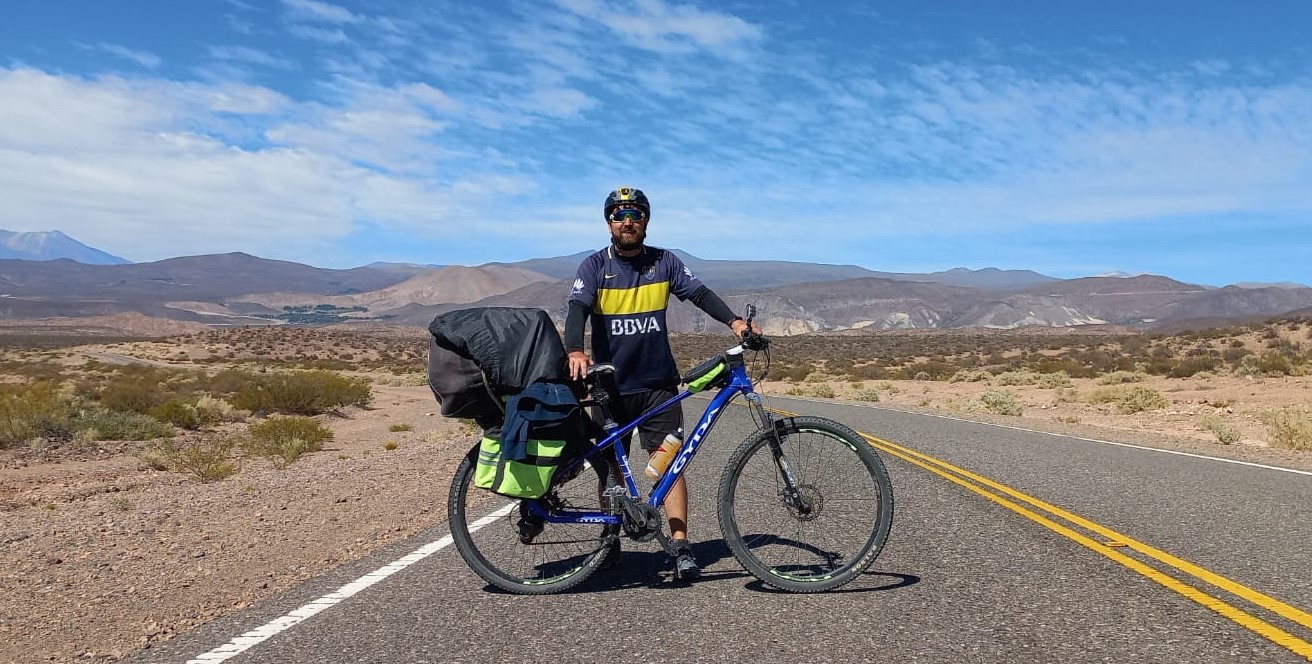Omar Linares, de 39 años, orgulloso representante de Boca y de San Juan, en la runa 40 entrre al sur de Mendoza ya cerca de Neuquén.