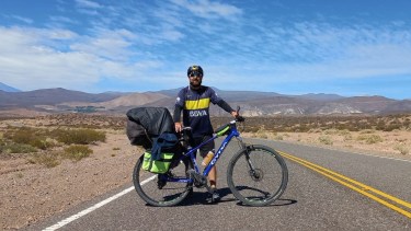 Omar Linares, de 39 años, orgulloso representante de Boca y de San Juan, en la runa 40 entrre al sur de Mendoza ya cerca de Neuquén.