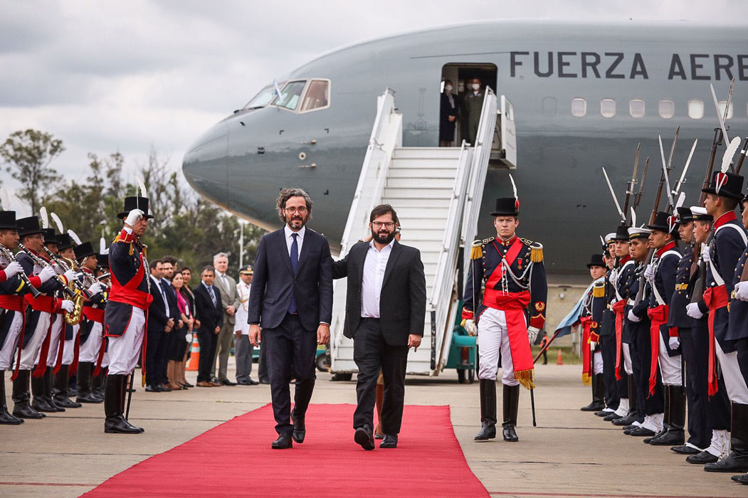 El canciller  Santiago Cafiero recibió al presidente de Chile, Gabriel Boric. Foto: Télam.-