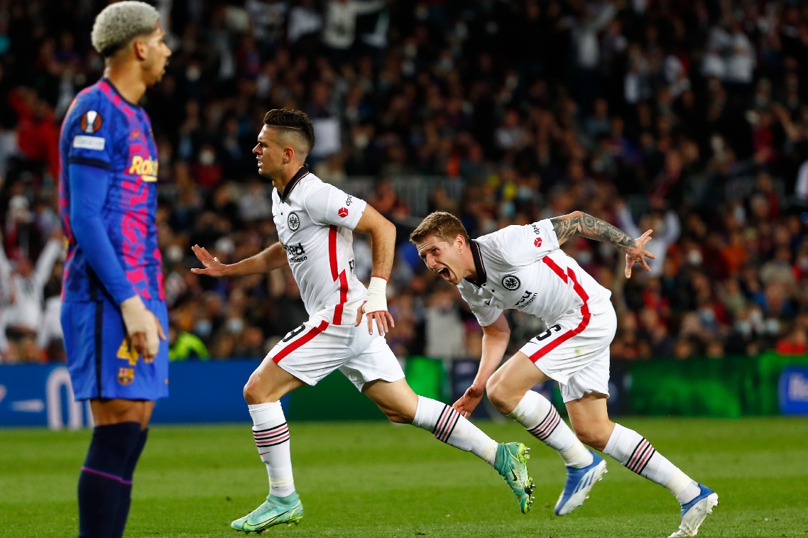 Santos Borré festeja su golazo contra Barcelona en la Europa League. 