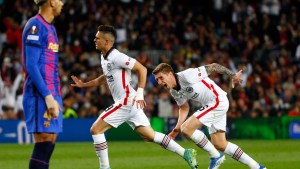 Gol de Santos Borré para el Frankfurt, que eliminó a Barcelona de la Europa League