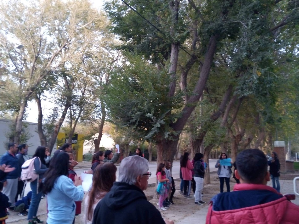 Marcha en Buta Ranquil, donde está detenido el policía abusador. Piden que lo trasladen a otra ciudad. (FM Patagonia)