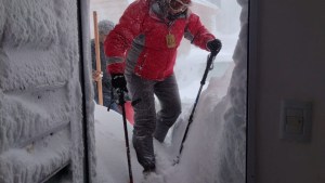 Copahue: la nieve los dejó tres días encerrados y salieron de su casa a pura pala
