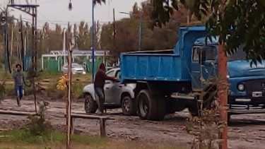 Una camioneta Renault Duster cayó en un desagüe pluvial, en Roca cuando circulaba por calle José Ingenieros hacia el oeste. Fotos Gentileza.