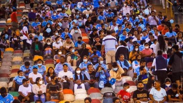 La gente del Sporting ya está en la ancha y el encuentro se juega con público. 