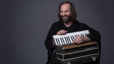 Chango Spasiuk Chango estará acompañado por  Marcos Villalba, su guitarrista, percusionista y, sobre todo compañero de ruta; y por Diego Arolfo en guitarra y voz. 