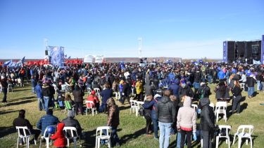 En el predio deportivo ya se encuentra mucha gente y aún se espera la llegada de más público.  Foto: Matías Subat 