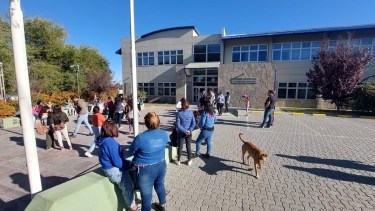 Las afueras del edificio del Poder Judicial en Chos Malal. (Gentileza Juan Carlos Parada/FM Patagonia)