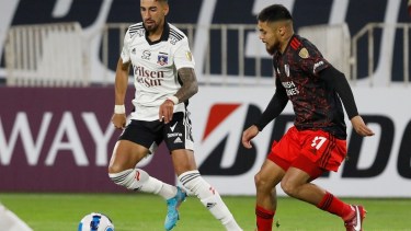 Paulo Díaz marcando al argentino Lucero. El defensor chileno enfrentó a su exequipo. 