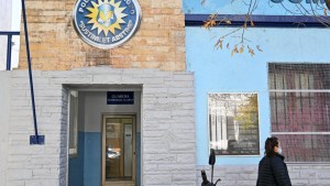 Vecinos retuvieron a un joven que le robó el celular a una promotora en Cipolletti