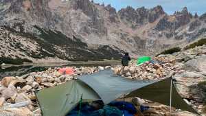 La aventura de tres amigos: el trekking de montaña que une cuatro refugios en Bariloche