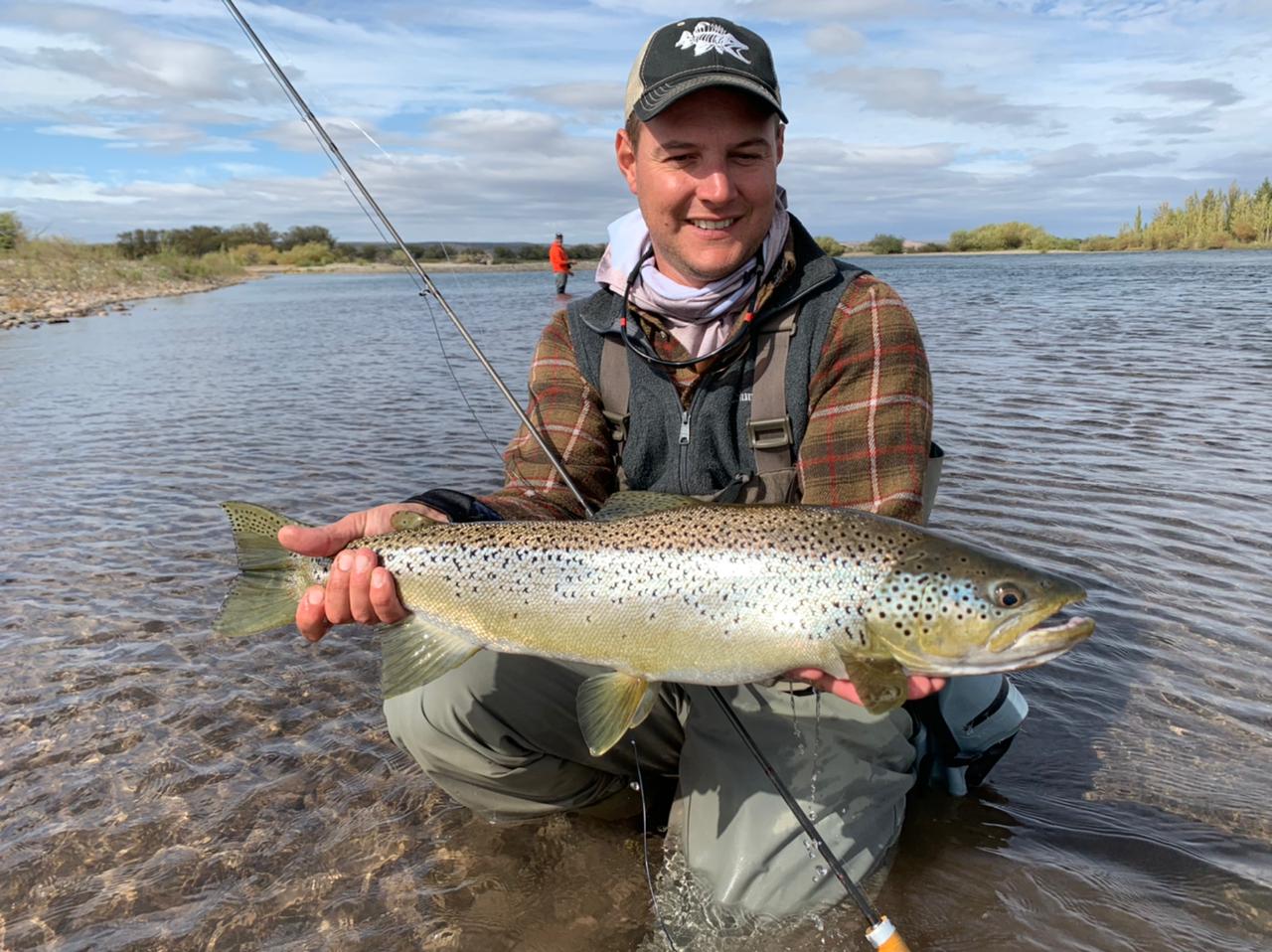 "¿Otra más?", le decían sus compañeros. Matías Fernández Carro y una de las truchas que pescó en el Limay Medio, al norte de la Patagonia. Todas fueron devueltas.