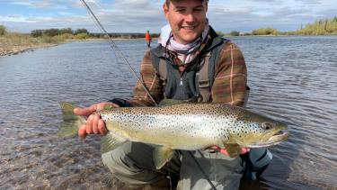 "¿Otra más?", le decían sus compañeros. Matías Fernández Carro y una de las truchas que pescó en el Limay Medio, al norte de la Patagonia. Todas fueron devueltas.