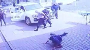 Video: un preso esposado que era trasladado le robó el arma a un policía y lo baleó