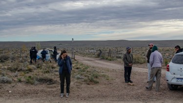 La Justicia solo permite el ingreso de dos personas para asistir a la mujer. El ingreso al campo es custodiado por la policía de Jacobacci. Foto: Archivo.