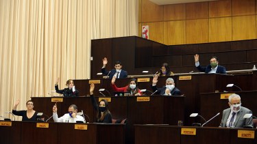 La propuesta fue aprobada por 21 votos.