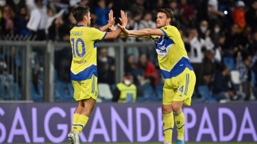 Paulo Dybala festeja con su compañero Daniele Rugani su gol de hoy contra Sassuolo en el fútbol de Italia. Foto: AP
