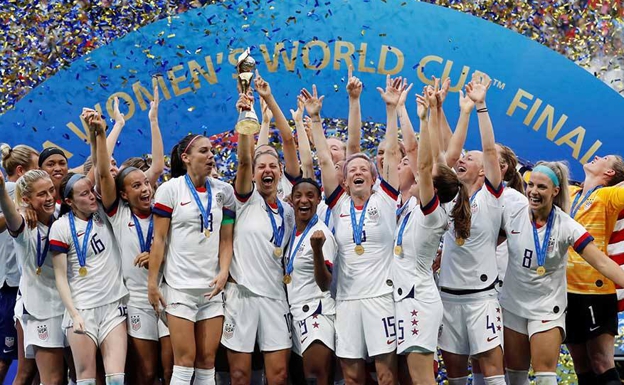La selección femenina de Estados Unidos celebrando su último Mundial, en 2019. Foto Reuters. 