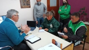 Dirigentes de ATE se reunieron con el intendente de Chichinales para reclamar obras en las escuelas. 