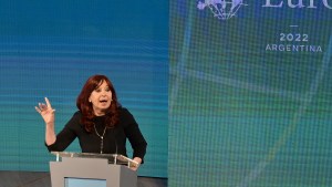 Cristina Fernández ante la EuroLat: «Que te pongan una banda y te den el bastón no significa que te den el poder»