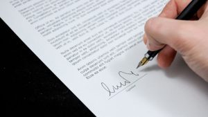 Falsificaron la firma de una jubilada en un contrato: deberán indemnizarla, en Cipolletti