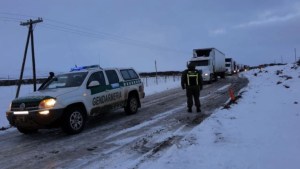 Gendarmería asistió a familias y trabajadores varadas por las intensas nevadas en Chubut y Río Negro