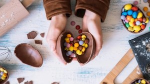 Huevos de chocolate: deleite de todos, pero hecho por chicos