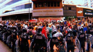 La manifestación que  derivó en la represión policial que apuró la salida de Puenzo del Incaa, 