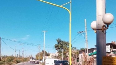 En la esquina de la avenida General Paz y la calle Castello se instala un semáforo.