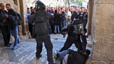 Decenas de policías israelíes entraron a la mezquita y "atacaron a miles de fieles musulmanes", según la agencia oficial denoticias palestina/ Foto: AFP