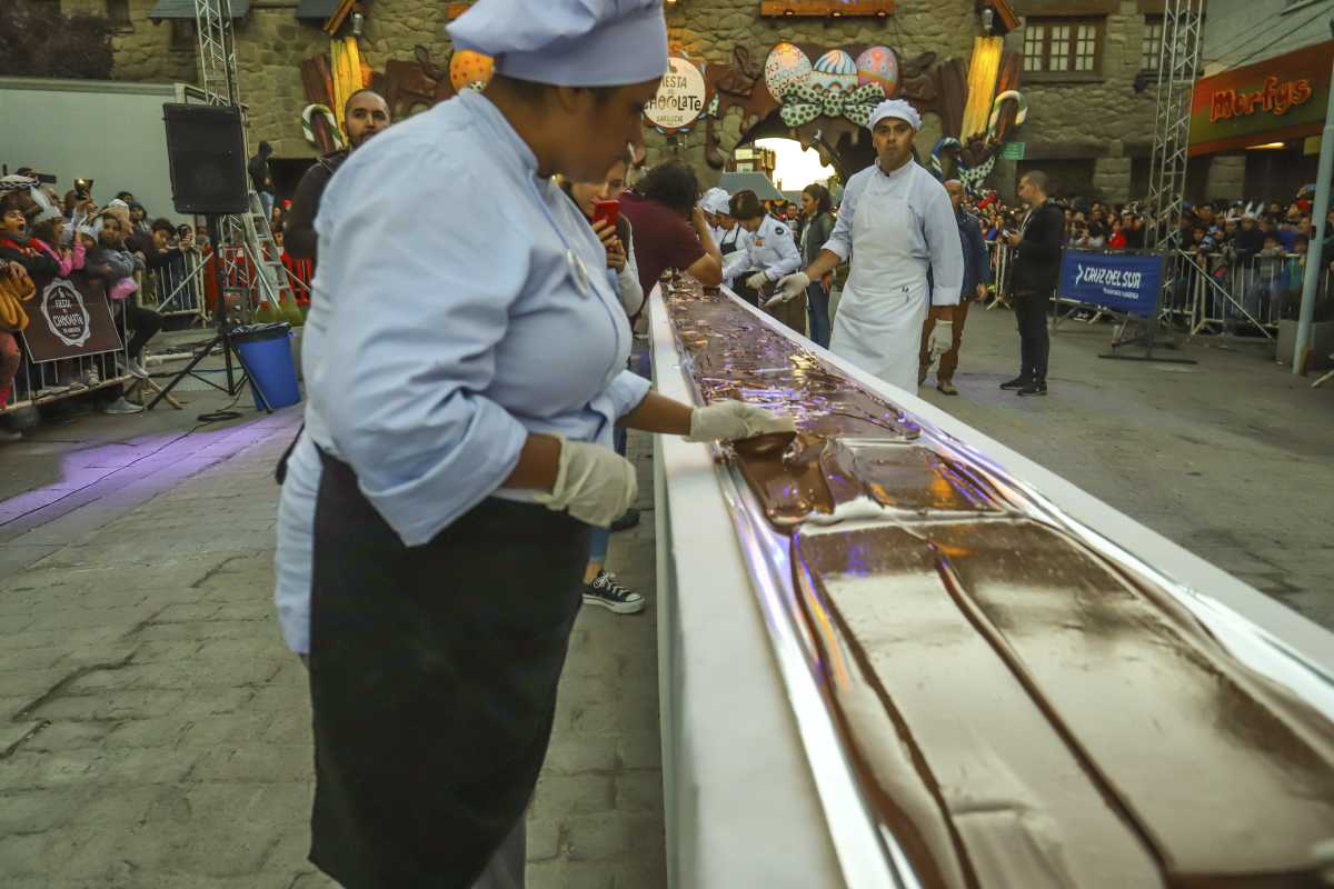 La elaboración de la barra es uno de los eventos más convocantes de la Fiesta del Chocolate en Bariloche. (foto de archivo)