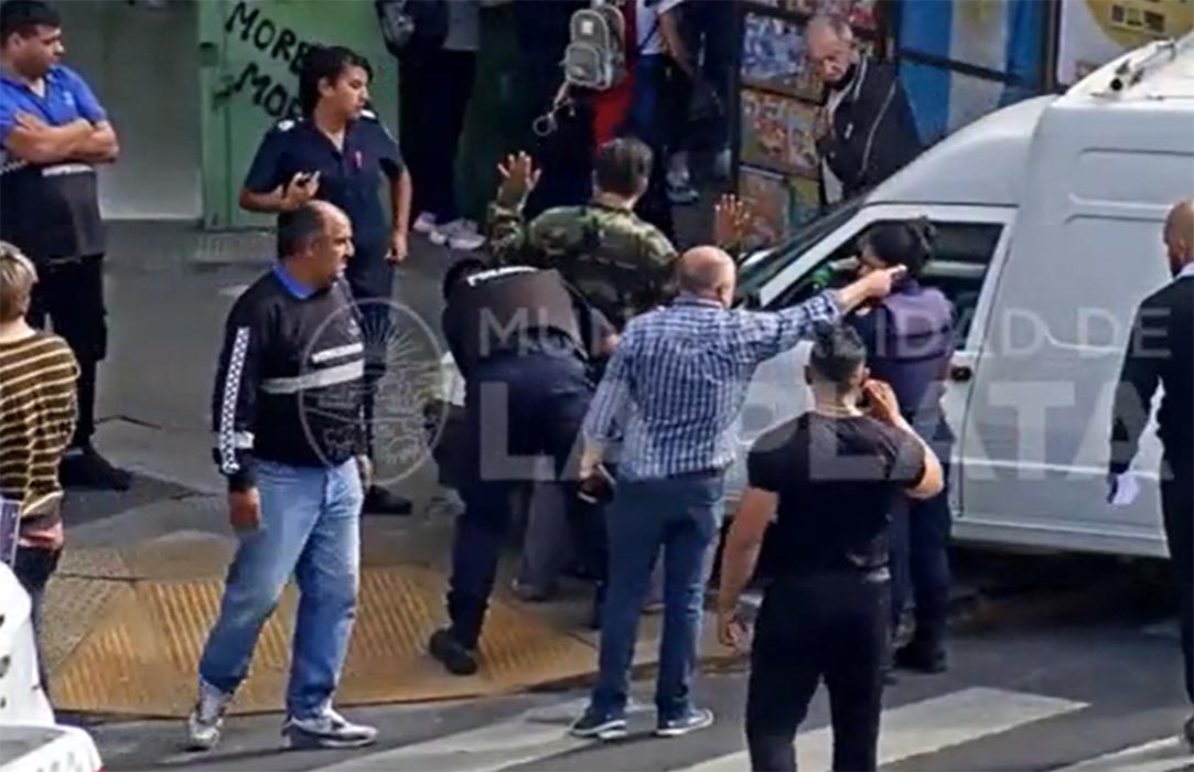 La captura muestra cómo detuvieron al hombre en La Plata. Foto: Captura de video. 