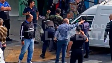 La captura muestra cómo detuvieron al hombre en La Plata. Foto: Captura de video. 