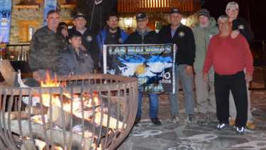 Después de medianoche, cuando los veteranos quedan solos alrededor del fuego, surgen las anécdotas. Foto: gentileza