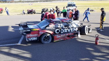 El piloto de Cipolletti, Manuel Urcera, salió por sus propios medios pero con dolores. Foto: @mansillamauri