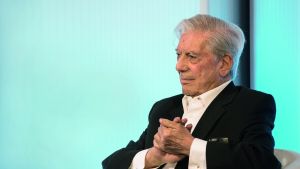 Vargas Llosa, hospitalizado de nuevo por covid