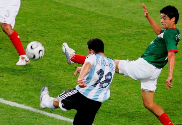 Maxi Rodríguez y su golazo contra México en Alemania 2006. Argentina ganó 2 a 1 en suplementario. 