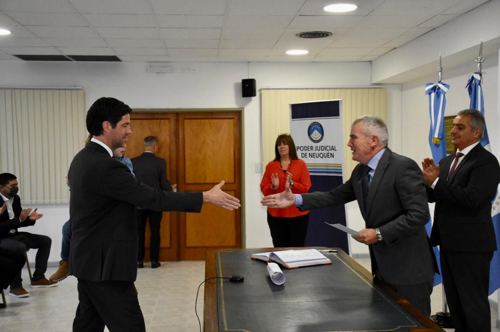 Maximiliano Bagnat, a la izquierda, juró ante el presidente del TSJ, Evaldo Moya. (Foto: Matías Subat)