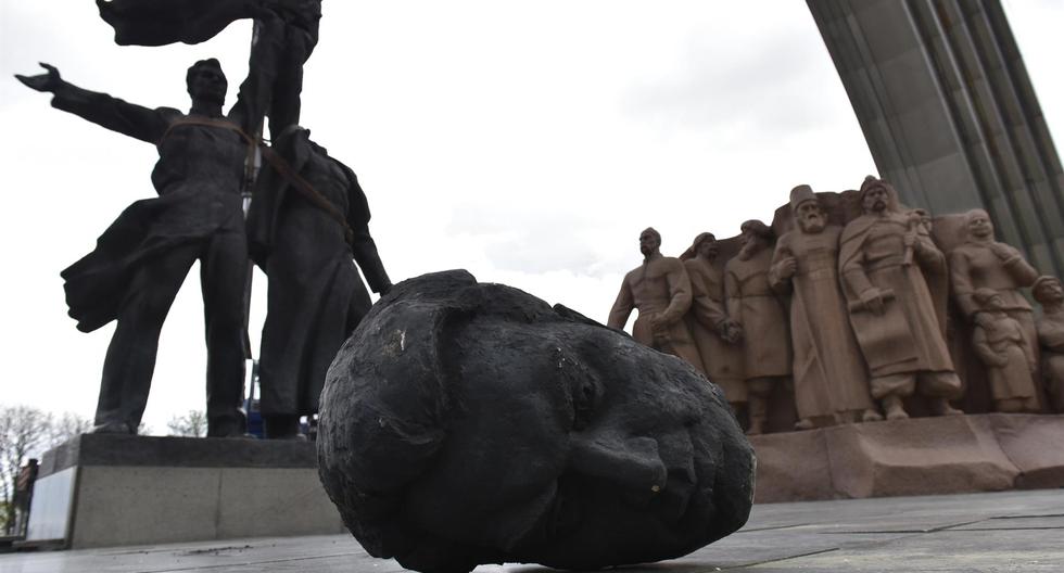 La alcaldía de Kiev inició este martes los trabajos de demolición en el monumento.