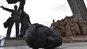 Kiev demolió un monumento soviético que celebraba la amistad entre Rusia y Ucrania