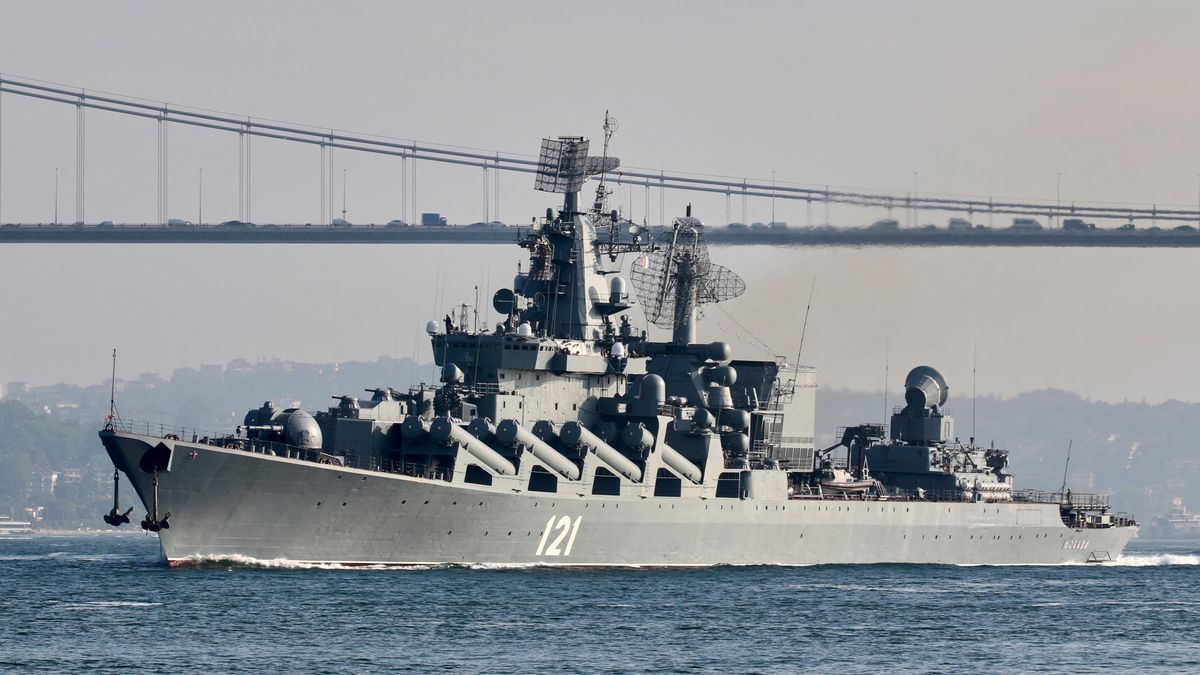 Rusia afirma que el buque se hundió por un incendio, mientras que Ucrania afirma haberlo golpeado con misiles.