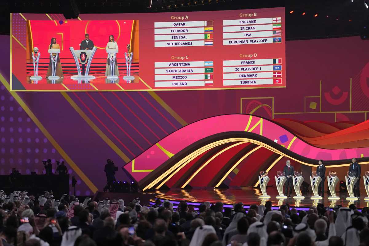 Entrenadores, jugadores, dirigentes, exfutbolistas y autoridades locales estuvieron en la ceremonia del sorteo del Mundial en Qatar. (AP Photo/Darko Bandic)